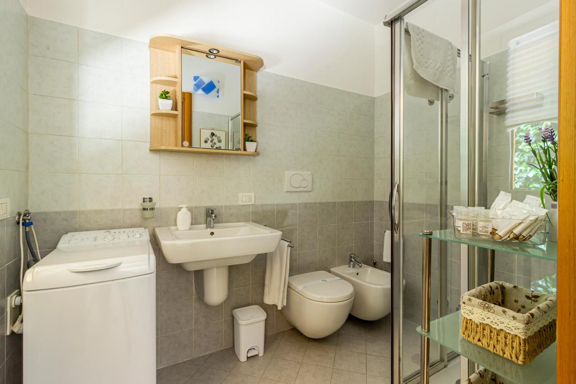 Private Garden & Garage - Self Check-In & Remote Access Apartment Como Exterior photo